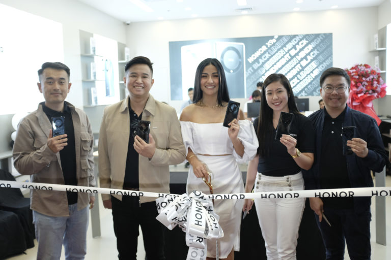 Check out the first-ever HONOR Experience Store at SM Fairview Cyberzone and get the chance to avail the limited-edition of HONOR X9a 5G Midnight Black. 