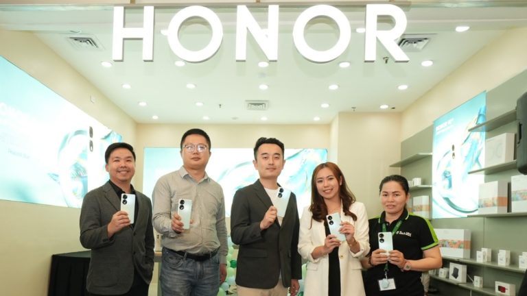 HONOR Philippines just opened its newest Experience Store in SM City Dasmariñas and officially unveiled the limited-edition HONOR 90 5G Peacock Blue! 